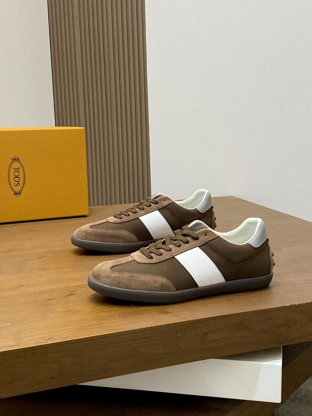 TOD'S Contrast Panel Low-Top Sneakers
